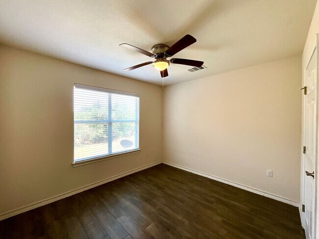 Building Photo - *COMING SOON* Lake Life Meets Modern Comfort in Kingsland!