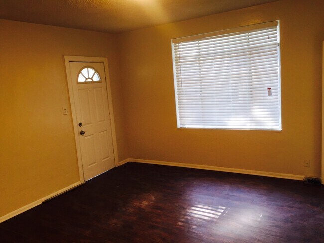 Building Photo - North Hyde Park Bungalow: Close to SOHO, Downtown & U.T.