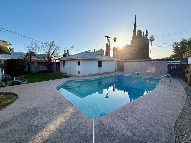 Building Photo - Flexible Living 4 Bedroom Home with Pool & Garage