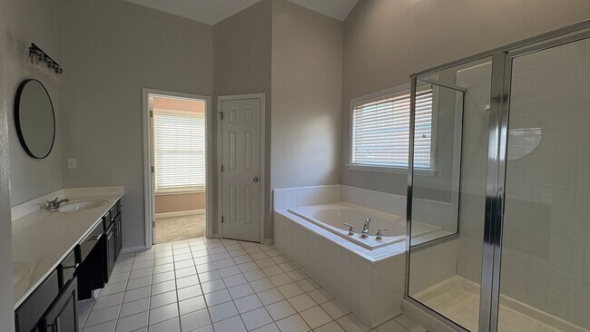 Building Photo - Beautiful and Spacious