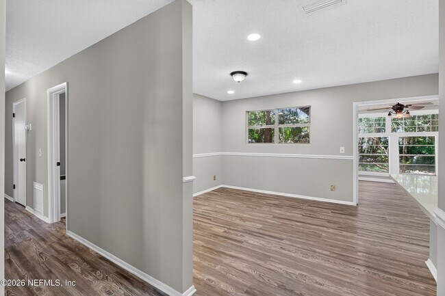 Building Photo - 417 Pine Ave