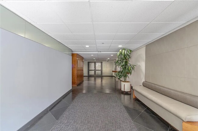 Building Photo - 740 N Kings Rd