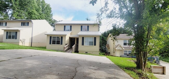 Building Photo - CLOSE TO CAMPUS 3/3 w/ Washer/Dryer, Lawn Maintenance Included, & More! $1875/month Avail startin...
