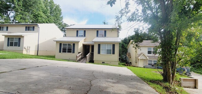 Building Photo - CLOSE TO CAMPUS 3/3 w/ Washer/Dryer, Lawn Maintenance Included, & More! $1900/month Avail startin...