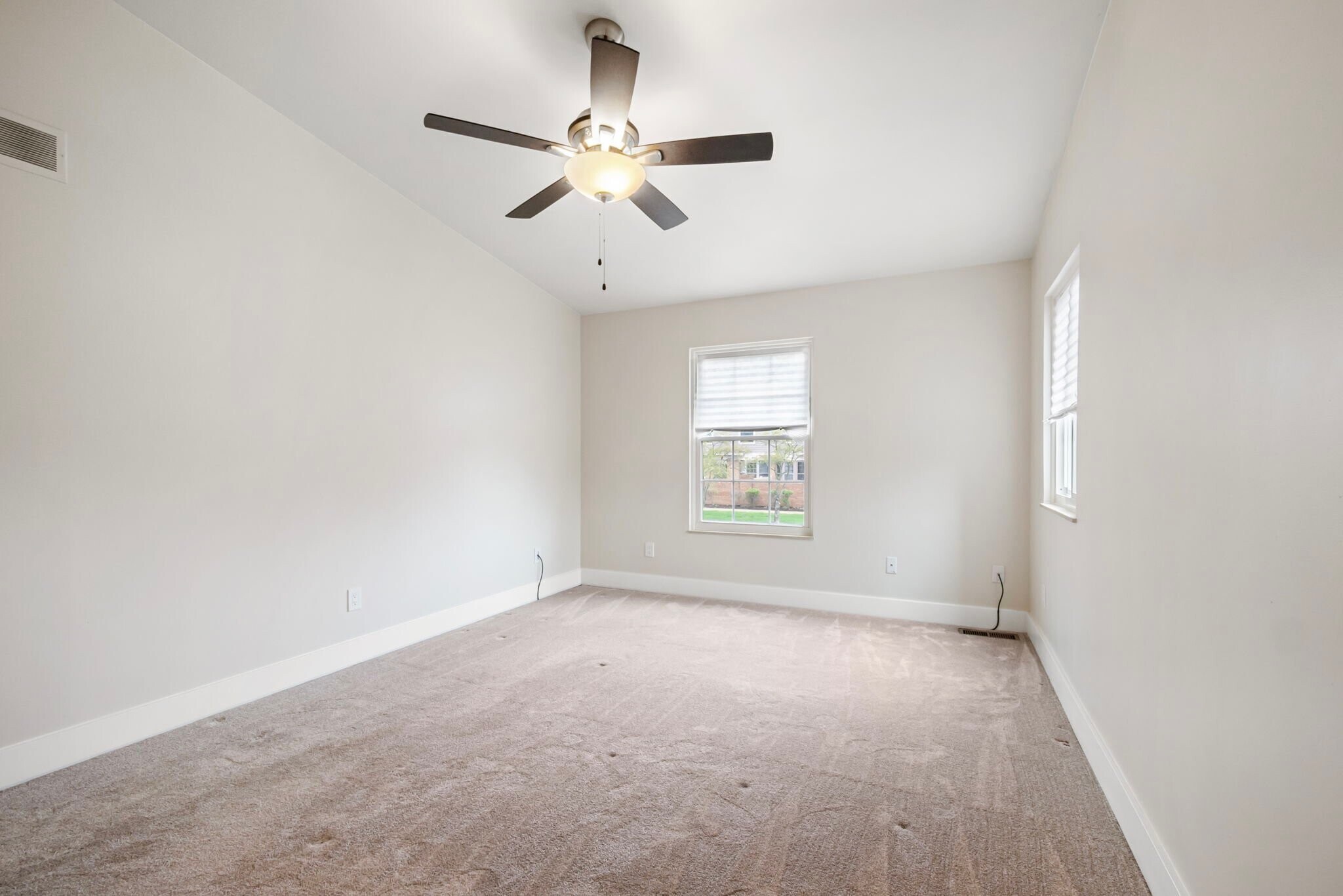 Building Photo - 38887 Country Cir