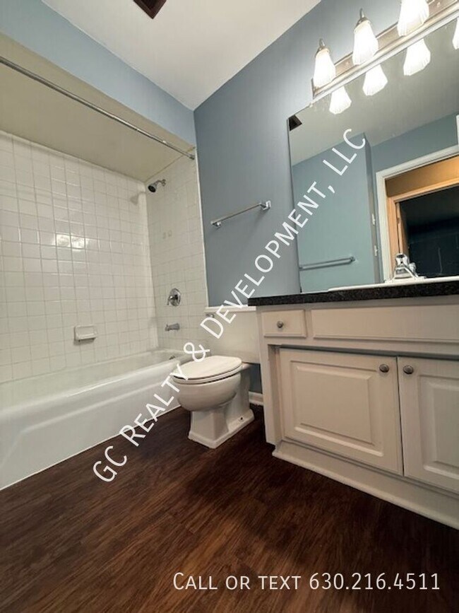 Building Photo - 16 Simpson St