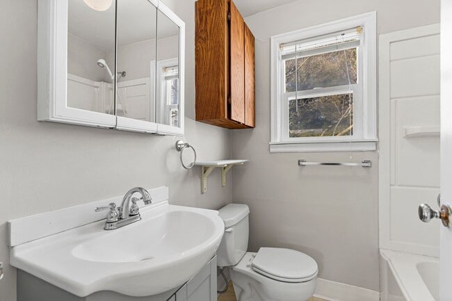 Building Photo - Rare 2 bedroom 1 bath HOUSE by Columbia River Marina!