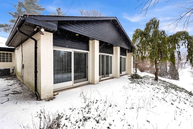 Building Photo - 3BD ROOM RANCH - PRIVATE LOT - FURNISHED - BLOOMFIELD HILLS