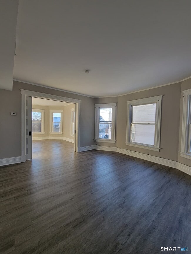 Building Photo - 187 Hart St