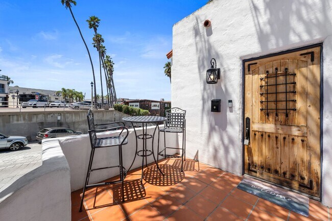 Building Photo - Charming 2 Bed 1 bath "fully furnished monthly rental" in La Jolla Village.