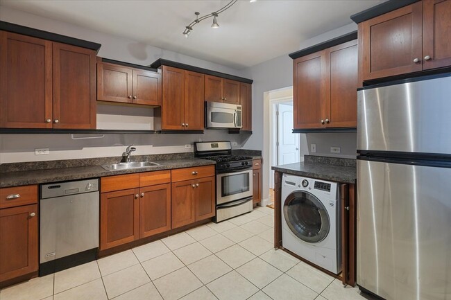 Building Photo - 630 W Waveland Ave