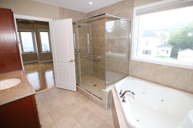 Building Photo - 141 Grovers Ave