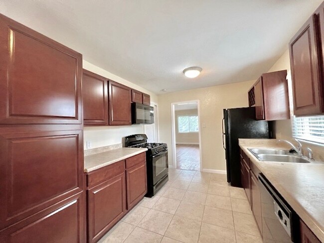Building Photo - ADORABLE TWO BED IN HILLSIDE NEIGHBORHOOD!
