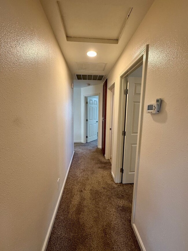 Building Photo - 3 Bedroom 2 Bath House!