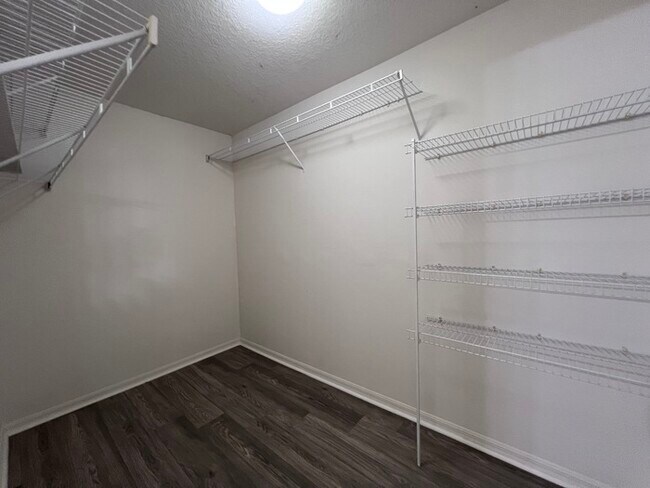 Building Photo - PRICE REDUCED FOR A QUICK MOVE IN!!  Beaut...