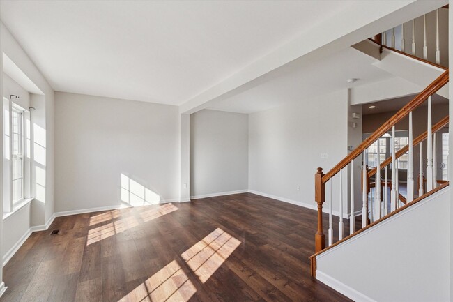 Building Photo - Newly Renovated 3 Bed 2.5 Bath Townhome in...