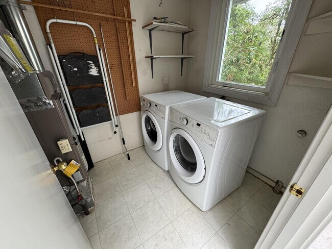 Building Photo - Spacious 2bed Plus Office, Single-level in Waverly Heights