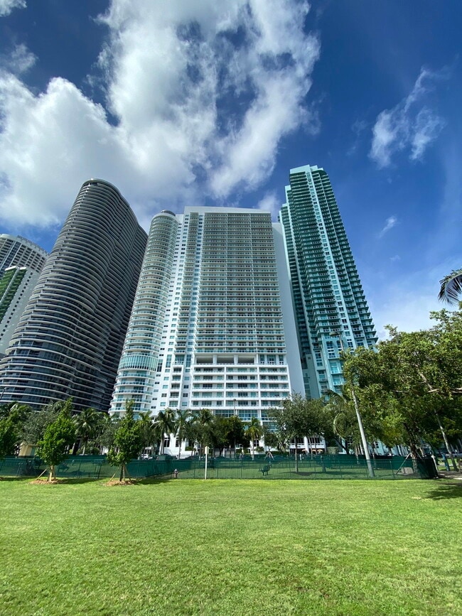 Building Photo - 1800 N Bayshore Dr