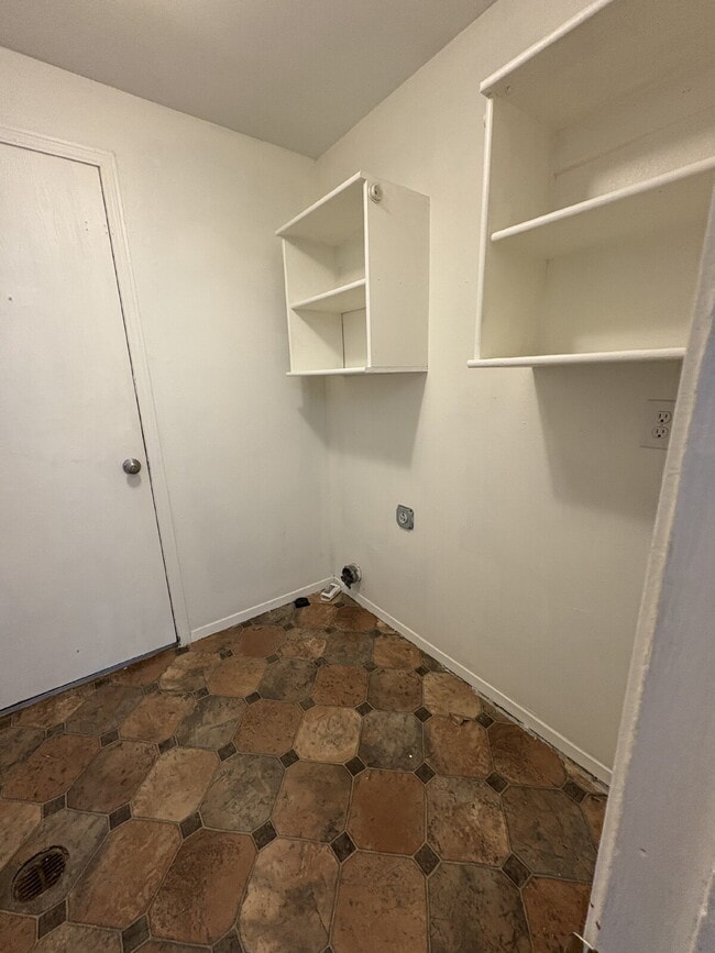 Building Photo - 2 bedroom duplex with garage - Bennett