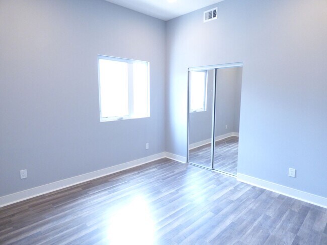 Building Photo - 1923 Holly Dr