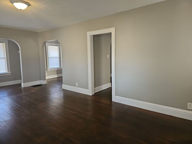 Building Photo - **$1000 Deposit Special** 4539 Mayhew Ave ...