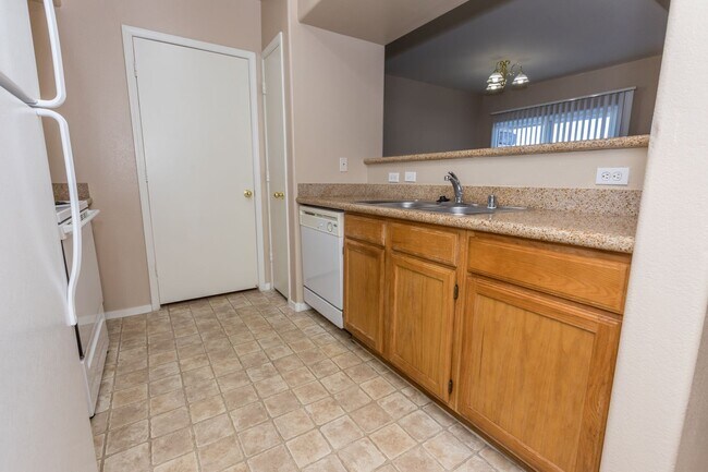 Building Photo - Lovely 2-Bedroom Condo in the Tuscano Comm...