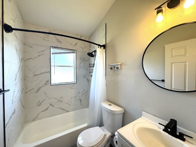 Building Photo - 402 Lark Ct