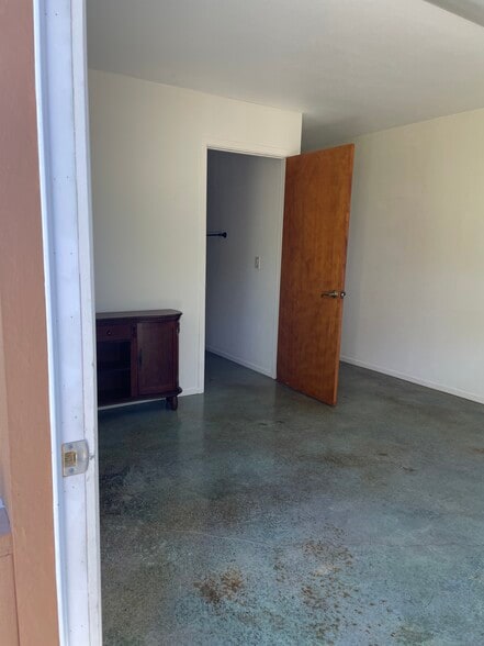 from door to bath and hallway to kitchen and bedroom - 71-1621 Puu Lani Pl