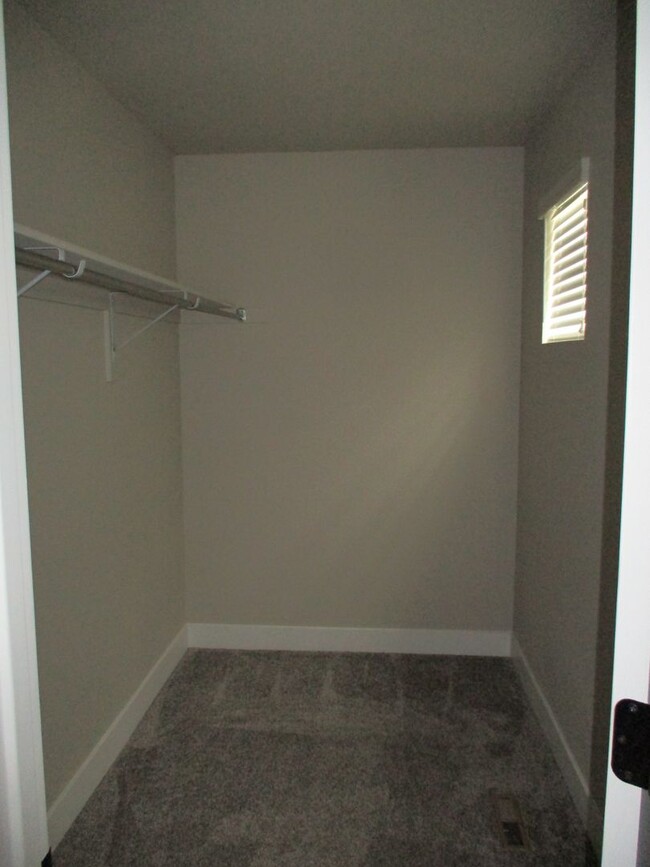 Building Photo - Beautiful 3 Bedroom, 2.5 Bath 2 Story Town...