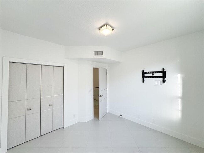 Building Photo - 1549 Barcelona Way
