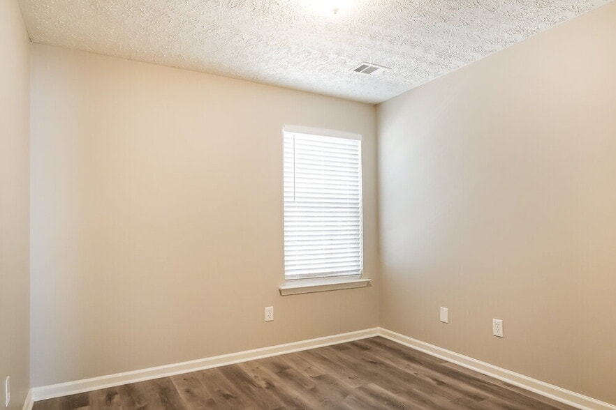 Building Photo - 207 Oak Grove Ln