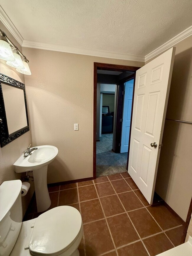 Building Photo - Stunning 3 Bed 2 Bath Eagle Ridge Home w/ ...