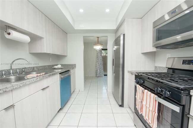Building Photo - 10945 SW 113th Pl