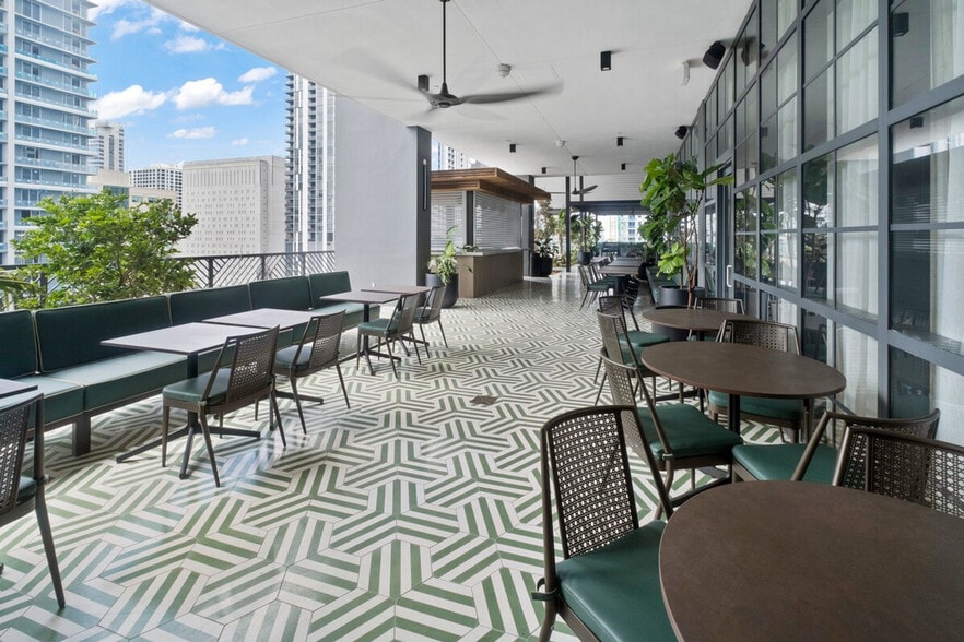 Building Photo - 701 NE 1st Ave