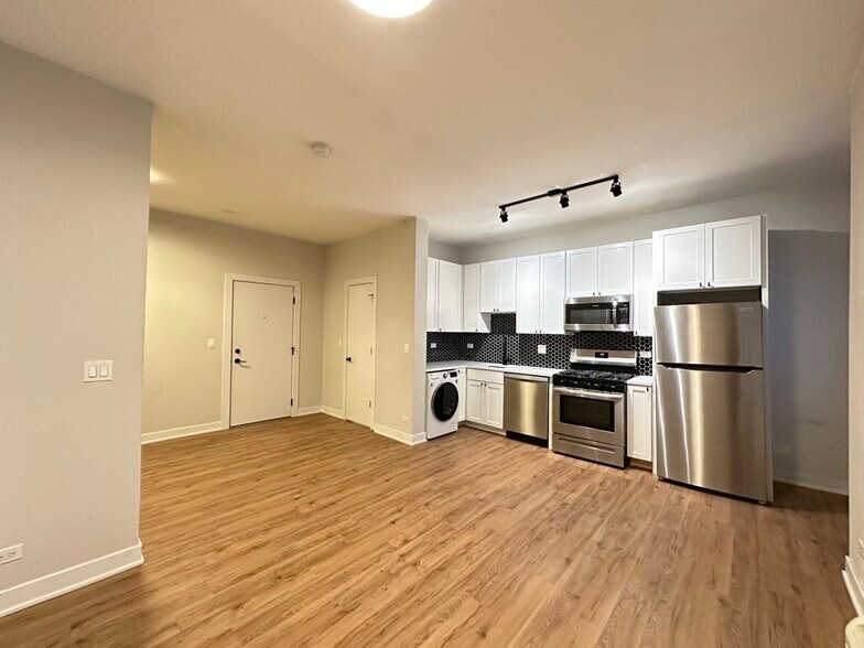 Building Photo - 659 W Wrightwood Ave