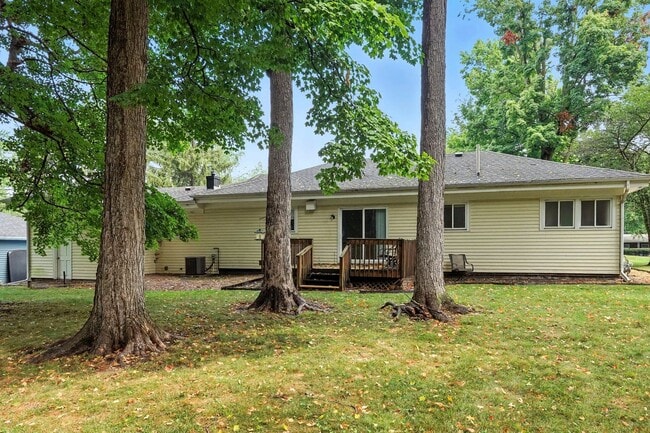 Building Photo - NEW LISTING! 3 BED/2 BATH HOUSE! **MOVE IN...