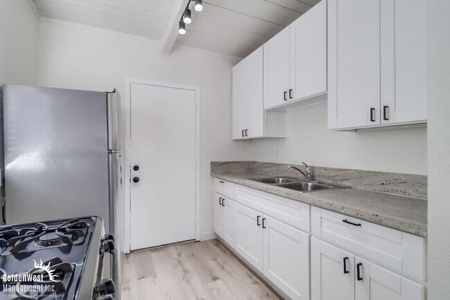 Building Photo - Freshly Renovated 2Bdm 1Ba Apartment in San Diego