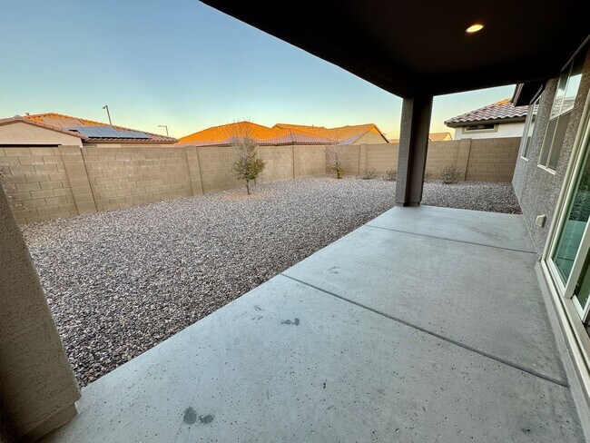 Building Photo - Beautiful Single Level Home Near Verrado!