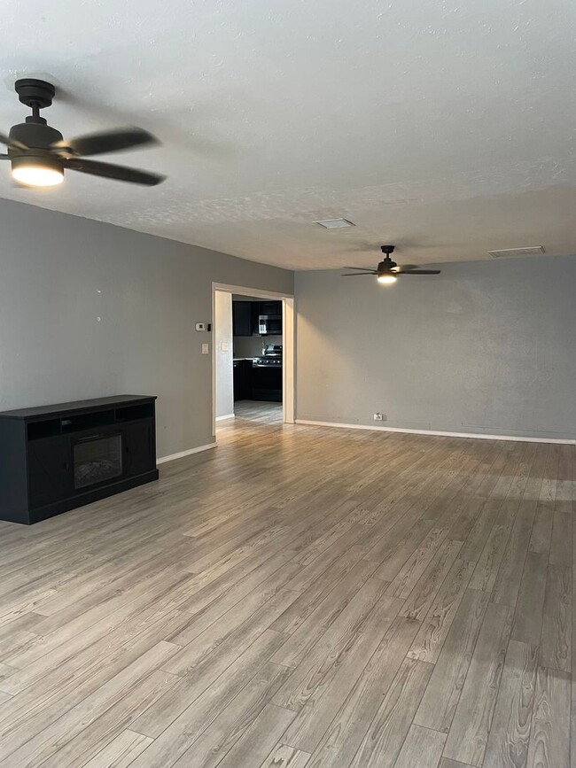 Building Photo - 3 bedroom home