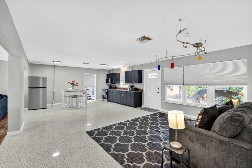 Building Photo - 349 Avenida Madera