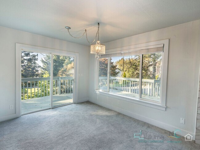 Building Photo - Spacious Single Family Home in Seaside!!!