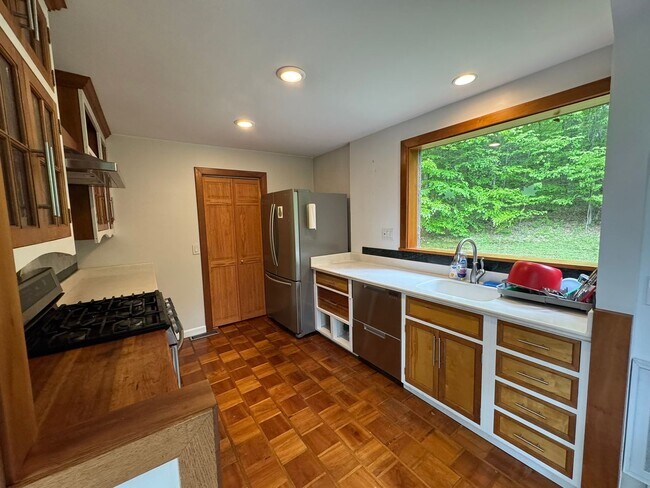 Building Photo - 4-Bedroom 3-Bath House in Quechee