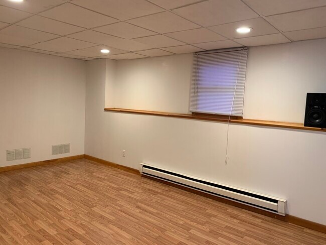 Building Photo - 589 Riverside Ave