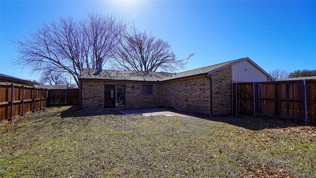 Building Photo - 2115 Chatsworth Rd