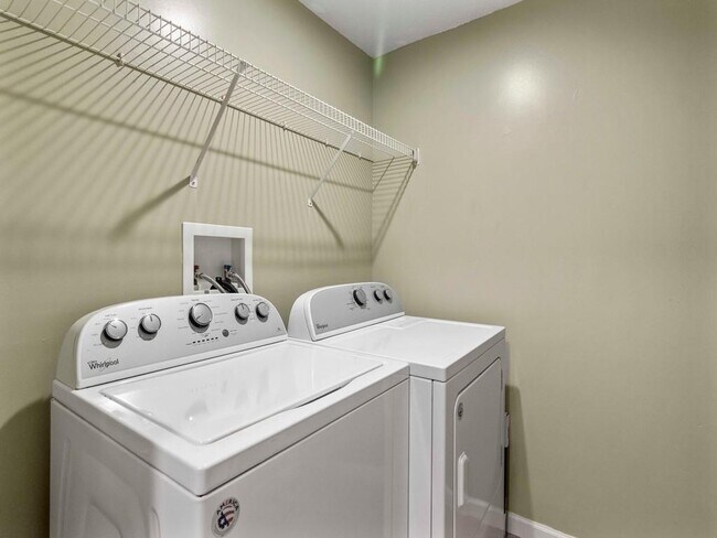 Building Photo - 5095 Fairways Cir