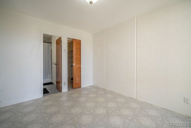 Building Photo - Move-In Ready 1-Bedroom 1 Bath Condo in Ce...
