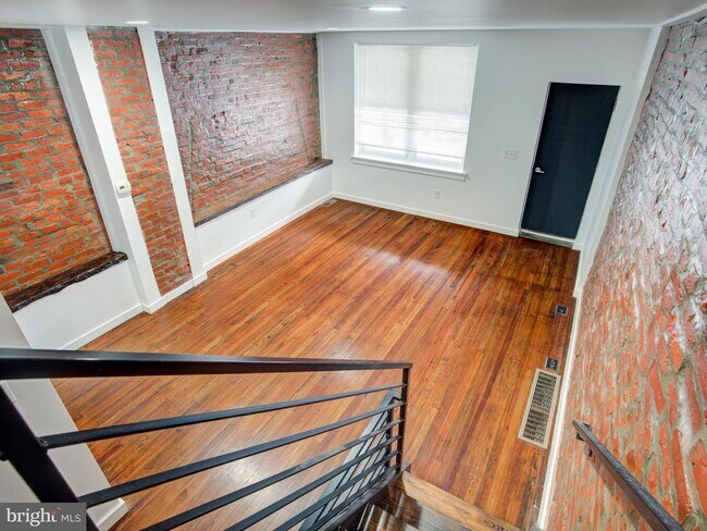 Building Photo - 2316 E Cambria St