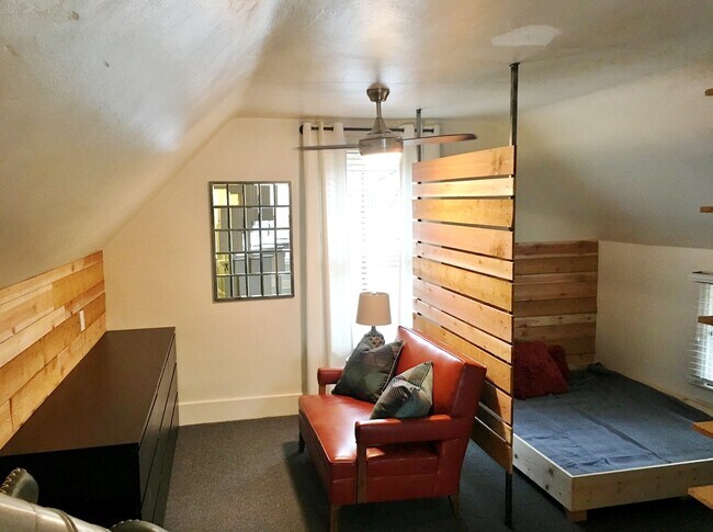 Building Photo - Alturas St Triplex