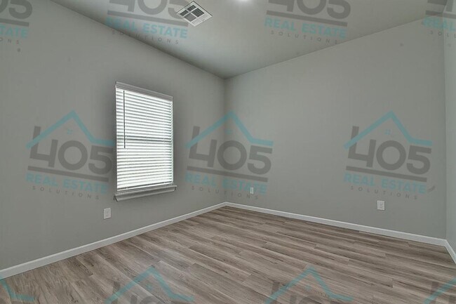 Building Photo - 4 Bedroom Rental w/2 car garage