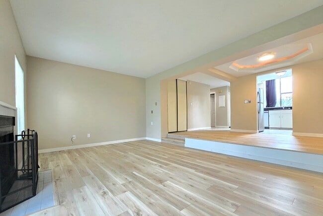 Building Photo - 2 Bedroom Townhome in Marysville Pet Friendly !